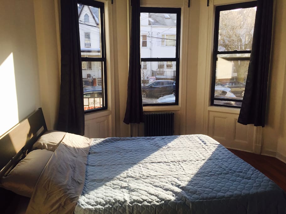 3 Windows make the room full of natural sunlight