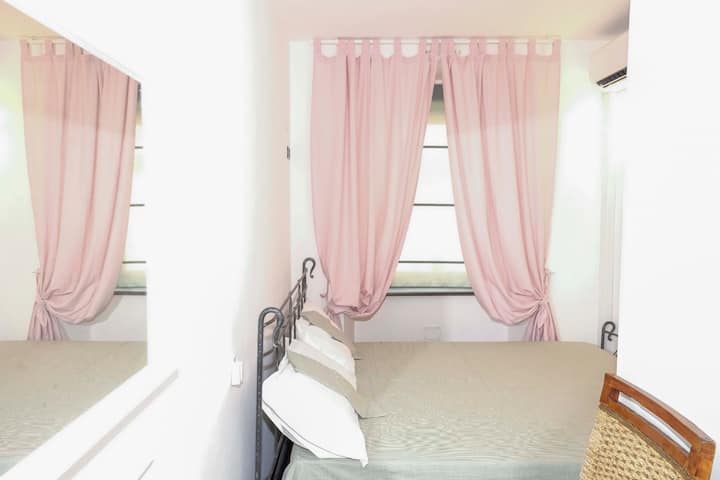 Doppelzimmer mit Fenster, Blick auf das historische Zentrum neben dem Kloster  Gesù delle Nonche.