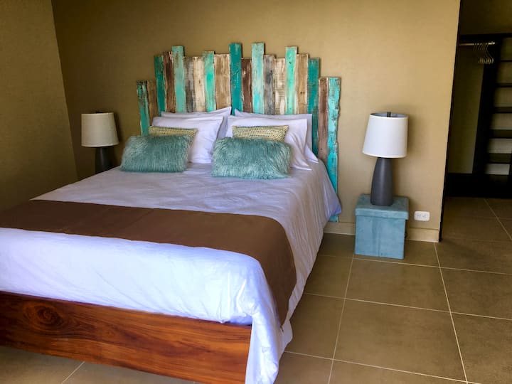 Second bedroom with 1 Queen size bed en-suite	