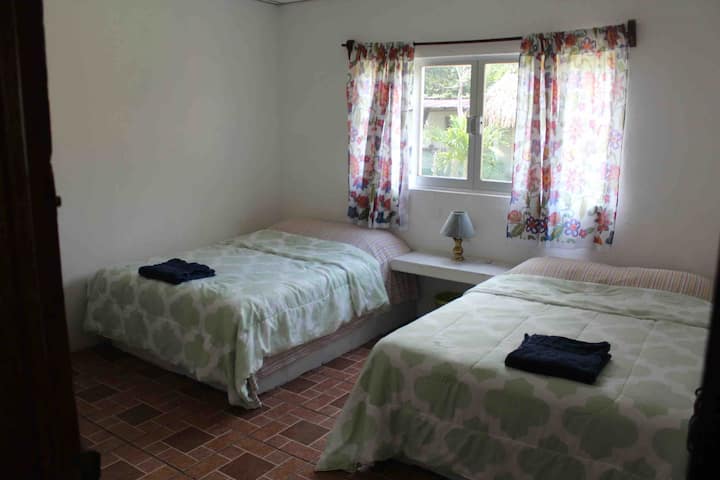 Deux lits doubles dans chaque chambre de la maison principale