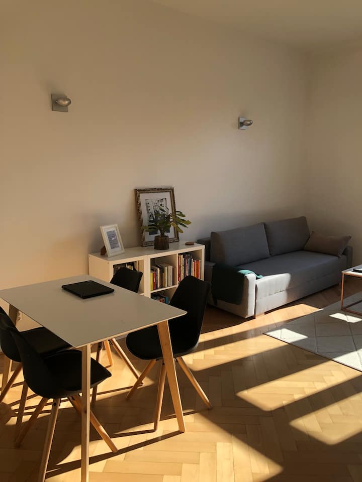 Dhoma e ndenjjes me divan krevat