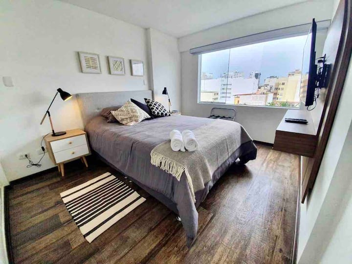 חדר 1 (חדר שינה ראשי) - דמיינו לעצמכם שאתם נהנים מסרט עם טלוויזיה חכמה גדולה חדשה (כבלים עם מעל 100 ערוצים ו - Wi - Fi)