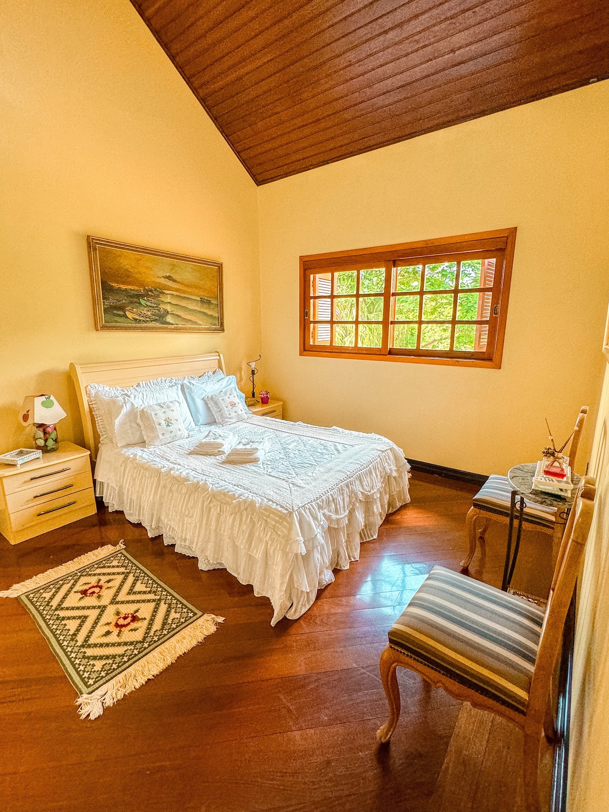 房间位于二楼，通风良好，可欣赏花园的美景。