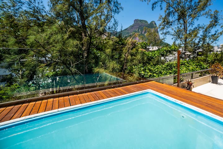 Beach Block Penthouse | Ocean View & Walk to bars