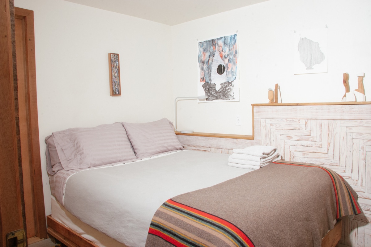 Queen bed. Apt is on the ground level of our house - not technically the basement, but it might feel like that to some, esp in the bedroom. That said, many visitors report having the best night of sleep in their lives here! Two exits for safety.