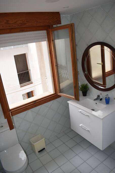 BAÑO DE HABITACIÓN CON DUCHAS
