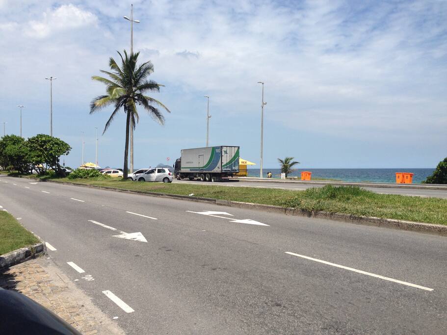 De costas para o prédio