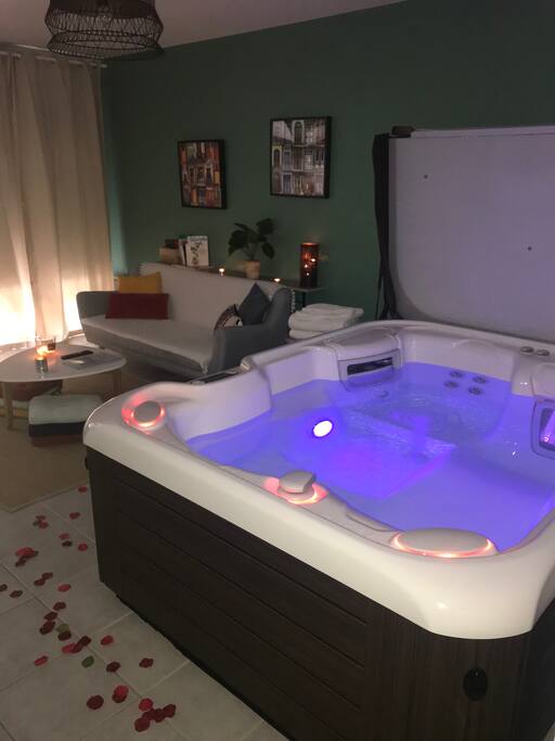 Le salon avec le jacuzzi privatif