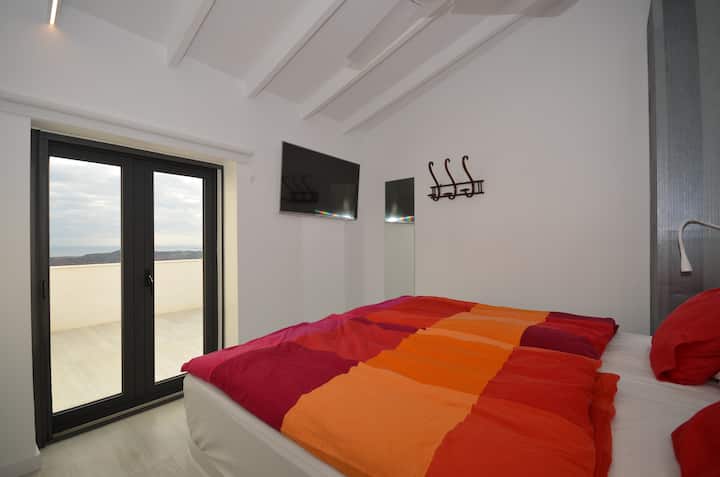 dormitorio con 2 camas 90. Arriba, salida a la terraza del solárium.