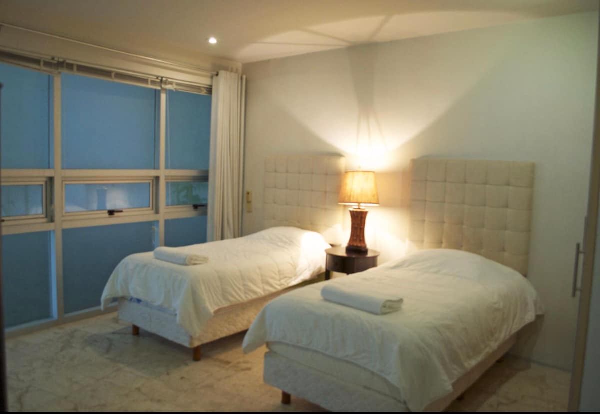 Priestranná izba s 2 manželskými posteľami veľkosti queen a 2 poschodovými posteľami. Má vlastnú kúpeľňu