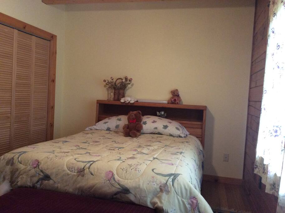 Comfortable queen bed in a reasonably spacious space.