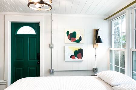 The Green Door Suite w/FREE BIKES