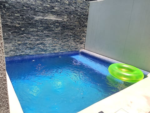 Turquoise House near the Airport with Pool.