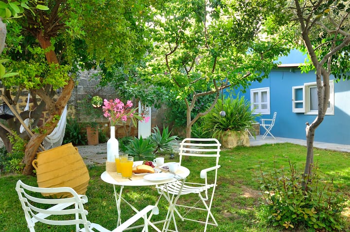 AriadiRodi - Wooden Studio w/garden, Medieval Town