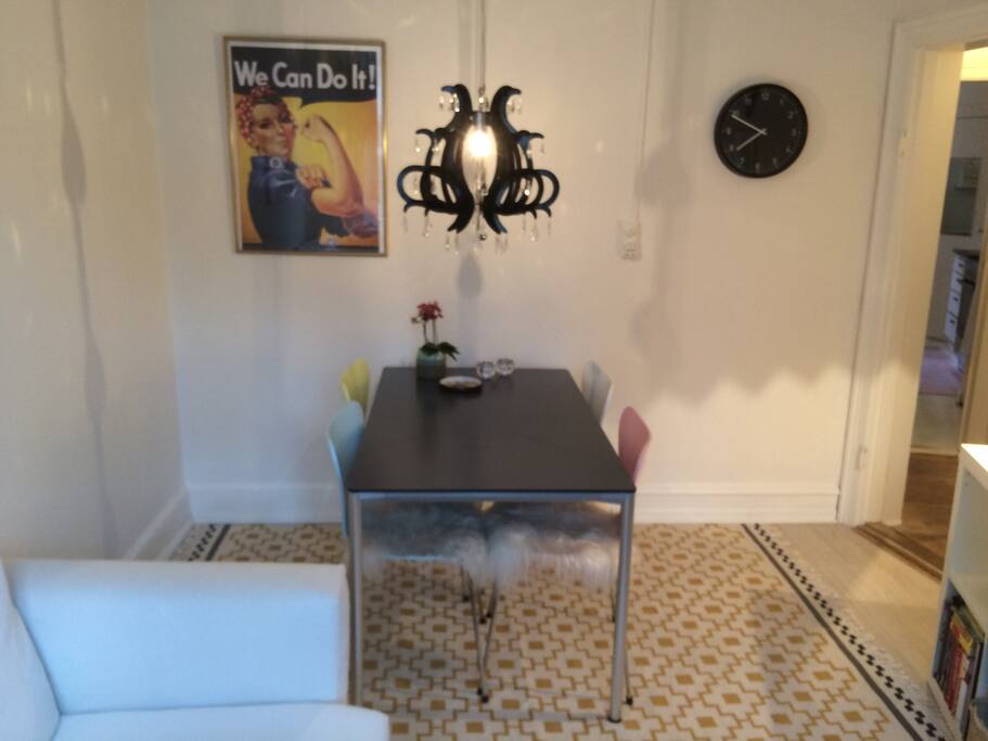 Livingroom with dining table