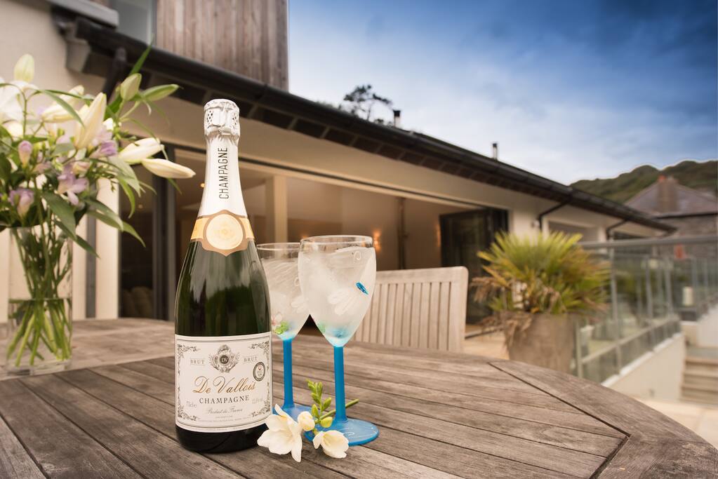 Alfresco dining on terrace