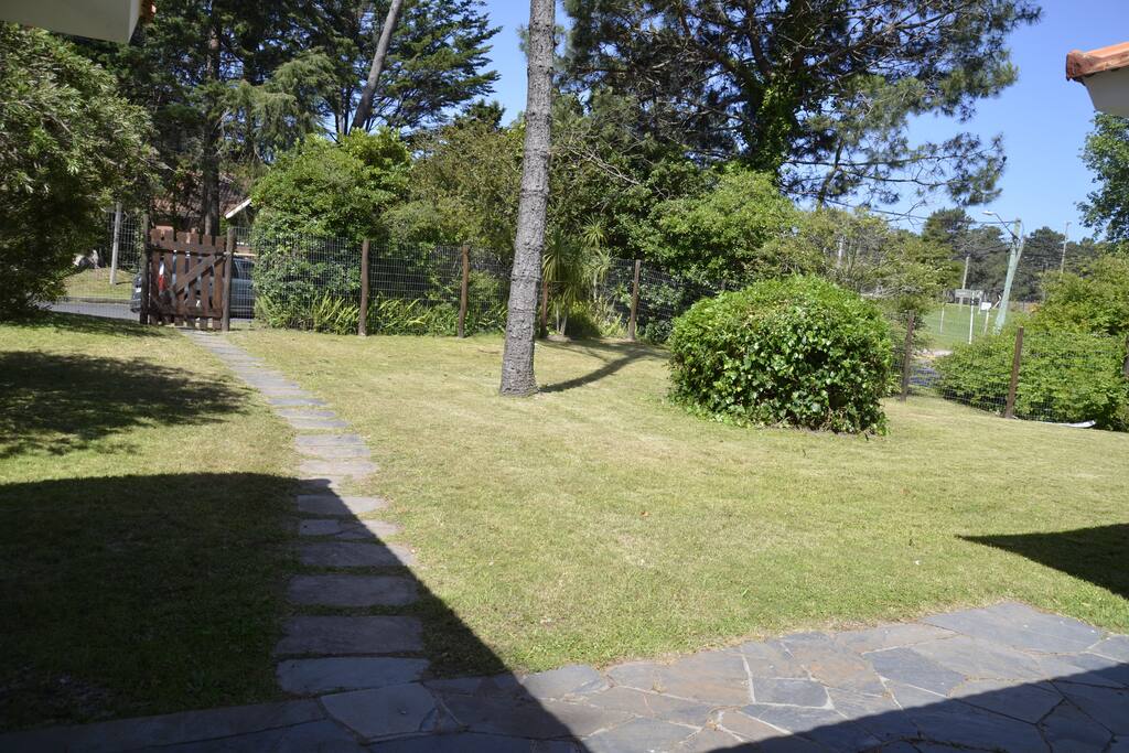 Jardín. Entrada a la casa. Vista desde la puerta de la casa hacia la calle