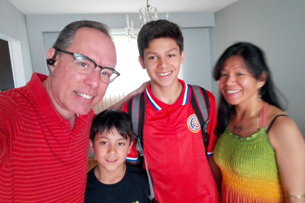 This beautiful family came from New York, her mom wanted to show them all Toronto attractions, and literally, she did! they spent two nights but took full advantage of them, very nice people. left the room impecable and followed all rules of the house, would host them again with any doubt about it.