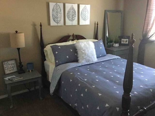 #2of 3 Comfy queen bed in 5 bed house