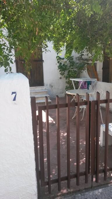 Ingresso (circa 20mq chiuso da cancello)
