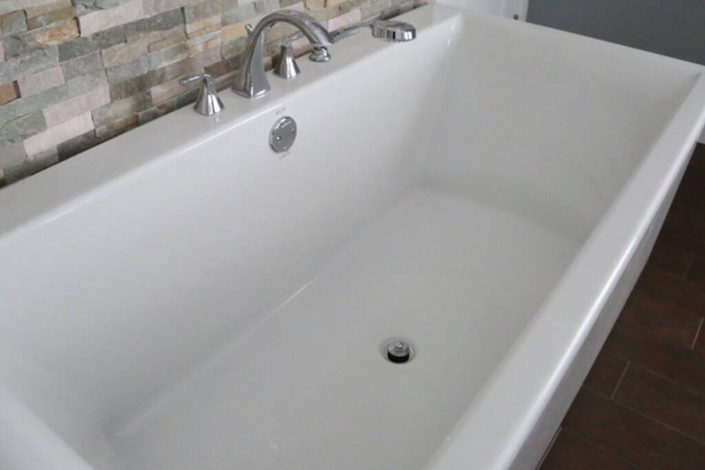 Amazing huge tub!