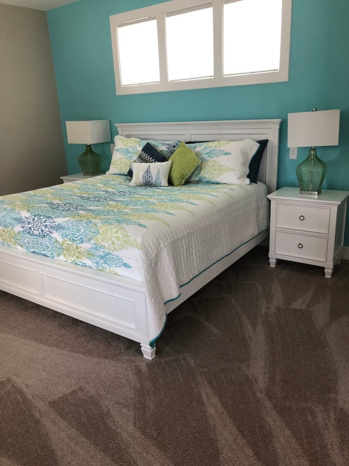 غرفة نوم بسرير كبير وحمام في الطابق الأول ومدخل خارجي خاص 