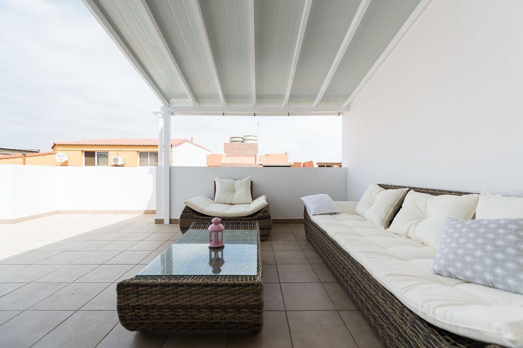 Your terrace with chilling area ★ Su terraza con zona de descanso. ★ "Éramos 8 personas y pasamos un fin de semana fantástico: la casa es enorme, accesible y cercana a todos los puntos de interés ya que se encuentra a mitad de camino entre el norte y el sur, y a un paso del aeropuerto"