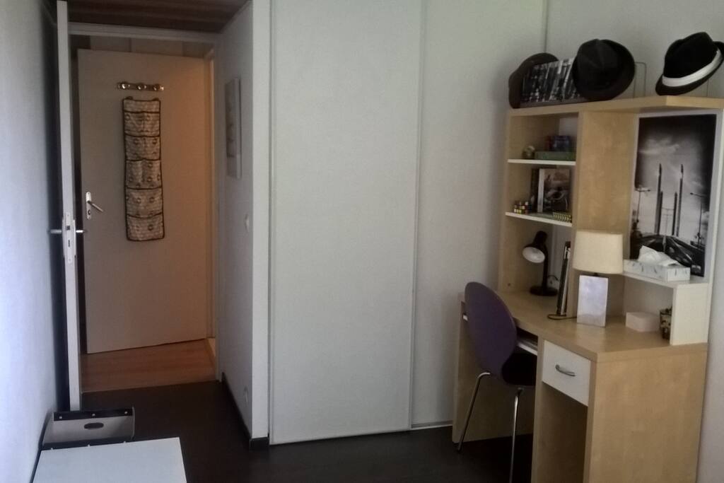 Coin bureau et placard dans la chambre