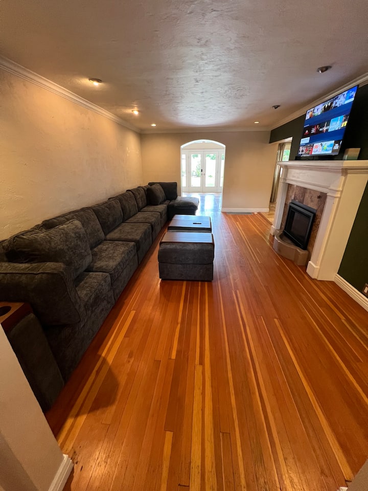 غرفة المعيشة - أريكة كبيرة وتلفزيون 55 بوصة