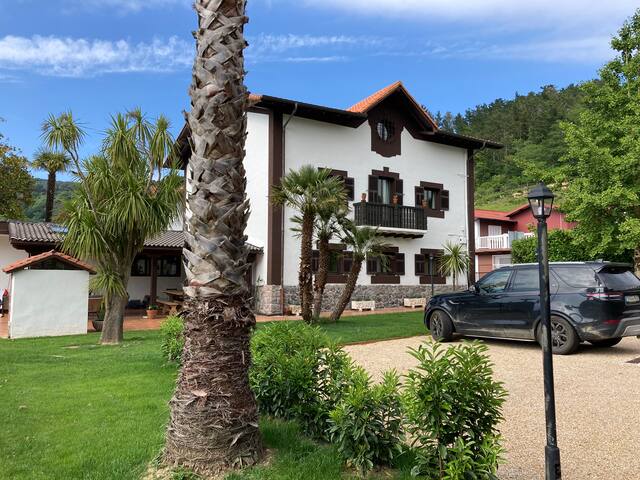 Villa con piscina muy cerca de San Sebastián gallery image 5