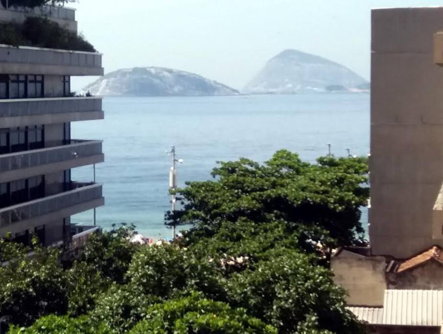 Vista mar da sala de estar, de jantar e de três quartos.