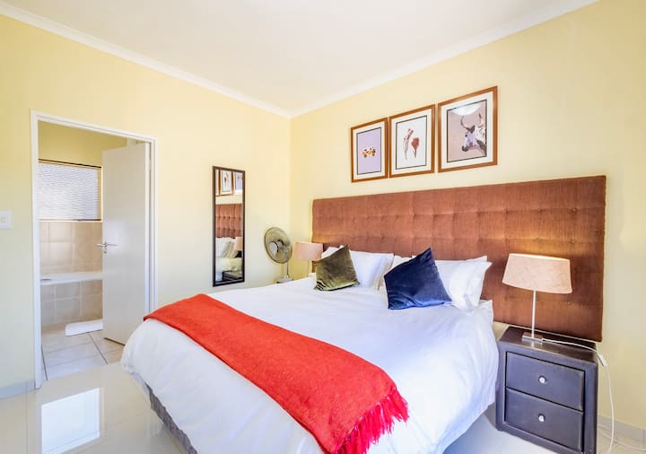 Спална соба со сопствена бања - електрично ќебе, вентилатор, ѕидна греалка и многу приклучоци