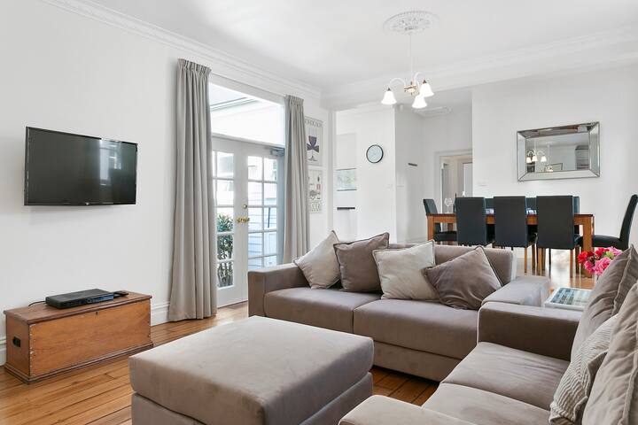 Amberley – Hobart Luxury 5 b’rooms, sleeps up to 9 gallery image 4