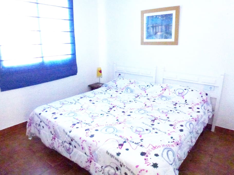 dormitorio con armario empotrado