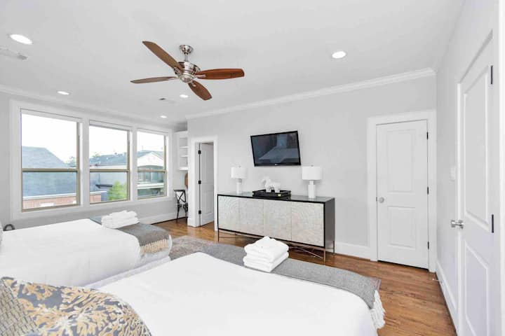 Естествена слънчева светлина наводнява тази стая и надниква в центъра.  Втори етаж 