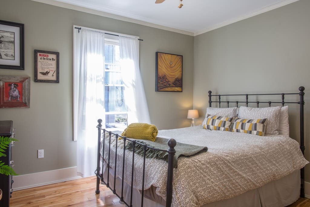 Bedroom 1 - queen bed