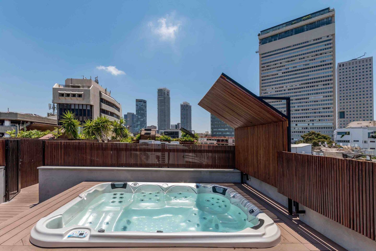 Rooftop Spa Penthouse · 3 Bedrooms 5