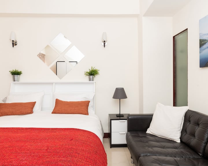 3e grote slaapkamer met lederen bank 