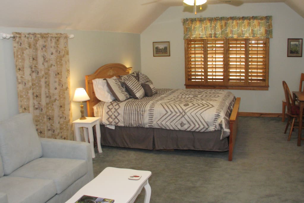 Your spacious private room with Queen Bed