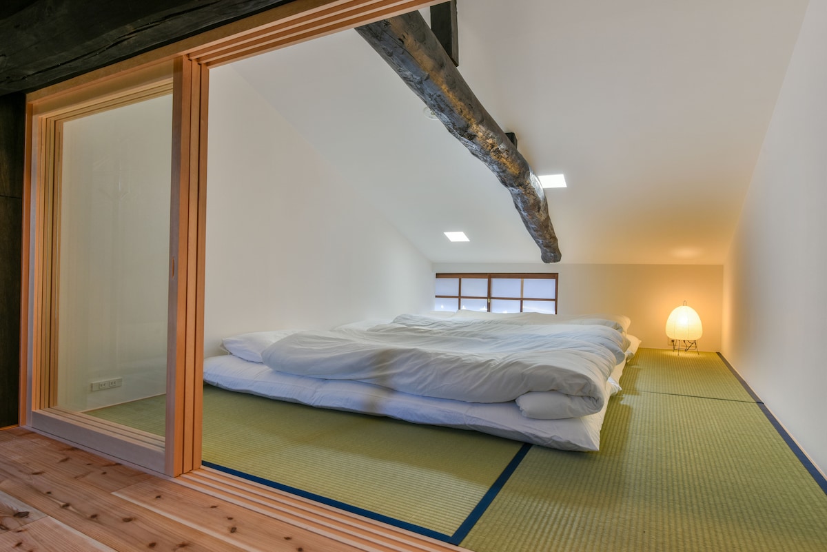 Prioritou je pripraviť manželskú posteľ na 1. poschodí pre hostí. V izbe s tatami na 2. poschodí je štandardne pripravená len jedna futonová podložka.
Ak chcete spať v tejto izbe, povedzte nám to aspoň jeden deň pred dátumom príchodu, aby sme ju mohli pripraviť vopred.