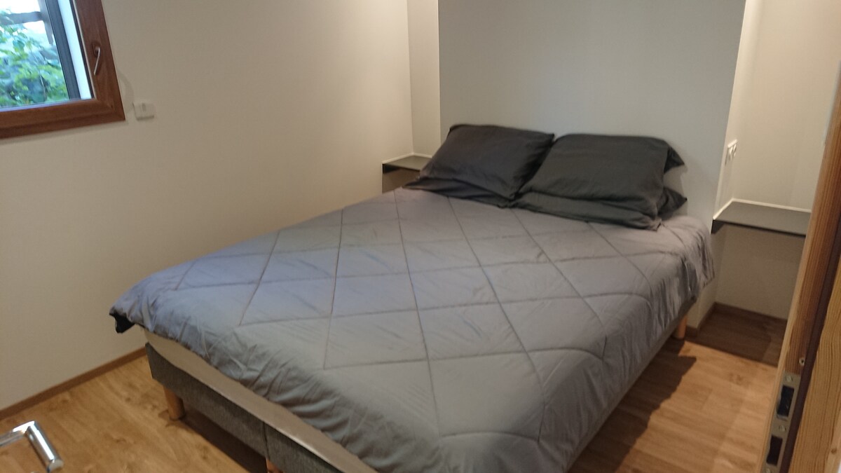 غرفة نوم بسرير مزدوج 160