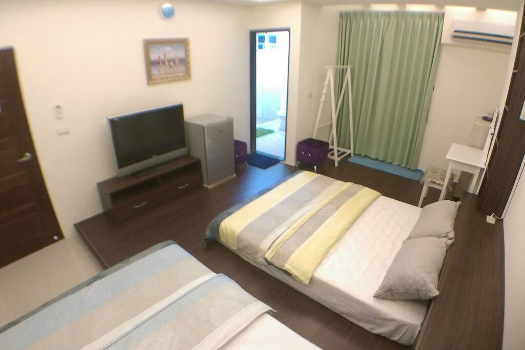 房內有有冰箱及電視,提供第四台節目