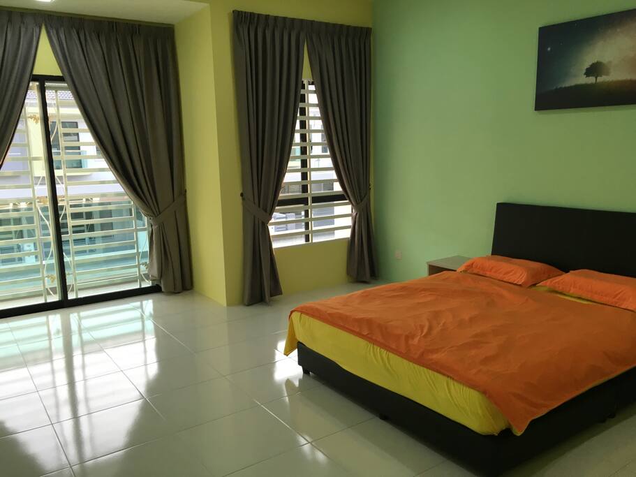 Master room with queen bed