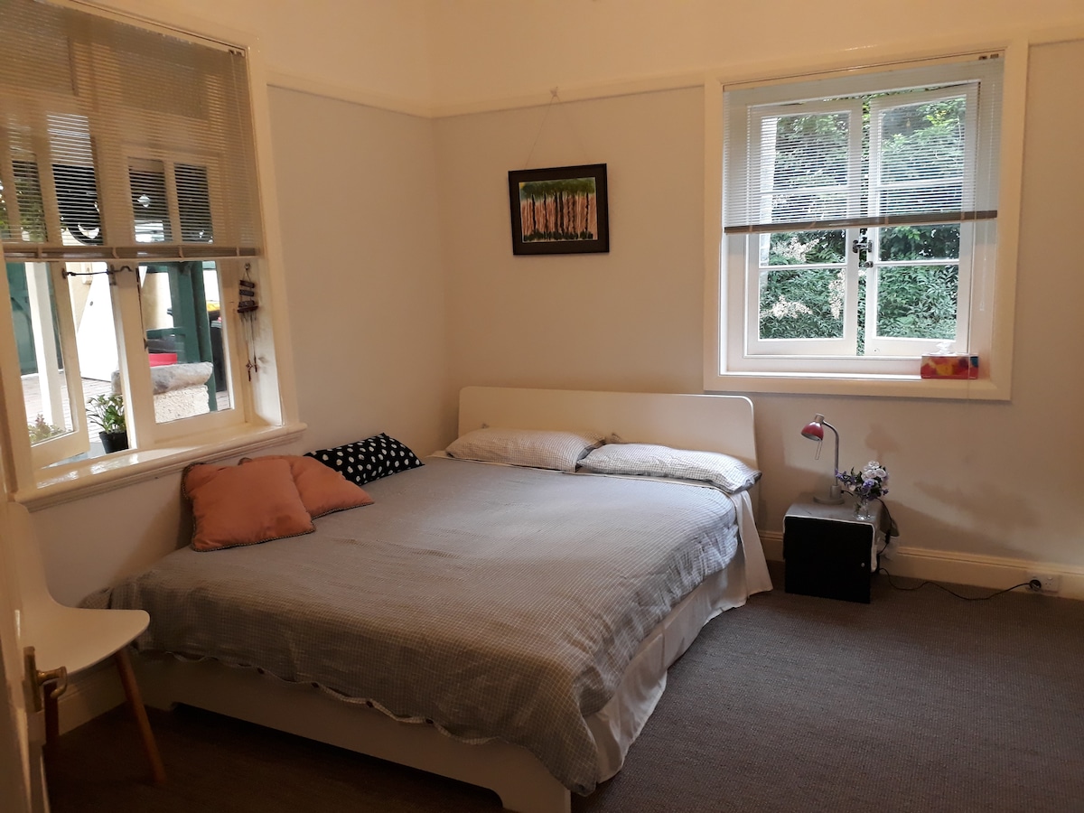 Spálňa pre hostí zahŕňa veľký vstavaný šatník so zrkadlom