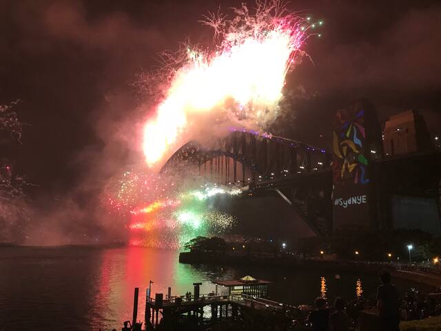 FABULOUS VIEWS OF THE HARBOUR BRIDGE / OPERA HOUSE gallery image 4