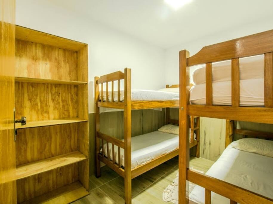 Suíte com duas beliches e ar condicionado.