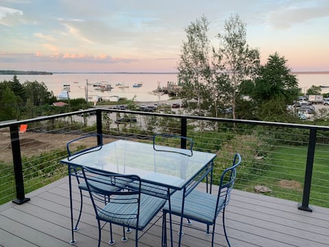 Lincolnville Beach Ferry Cottage - views!