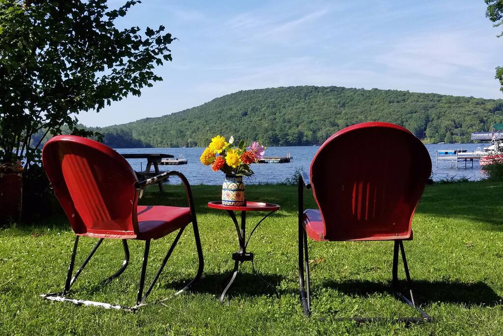 Sit here for coffee or cocktails, with a fresh cut bouquet from the huge gardens.