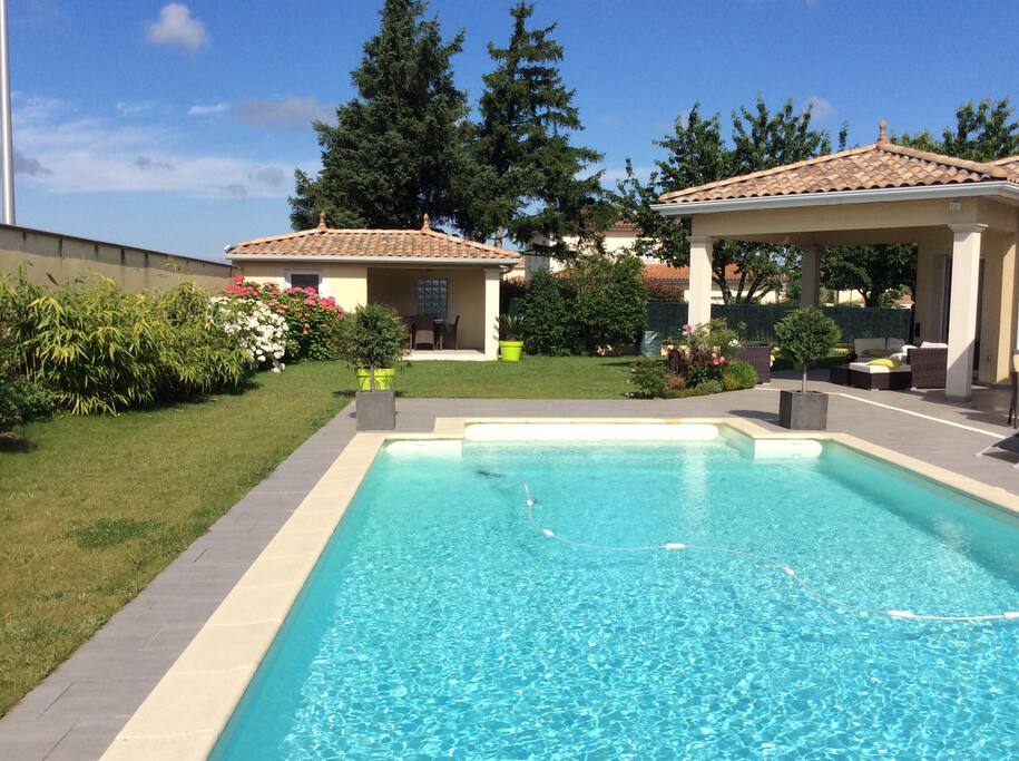 Piscine pool house au fond avec salon jardin et plancha évier /point d'eau