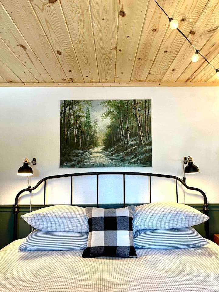 Dormitorio de invitados en la planta baja. Ofrece una nueva cama tamaño king certificada Brentwood Home Greenguard, dos mesitas de noche y una cómoda grande. Este dormitorio está justo al lado del baño de abajo, por lo que es conveniente para otra pareja.